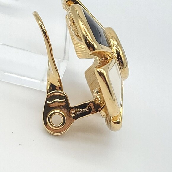 Vintage Monet Designer Black White Enamel Gold Flower Clip On Earrings ESTATE - Picture 6 of 7